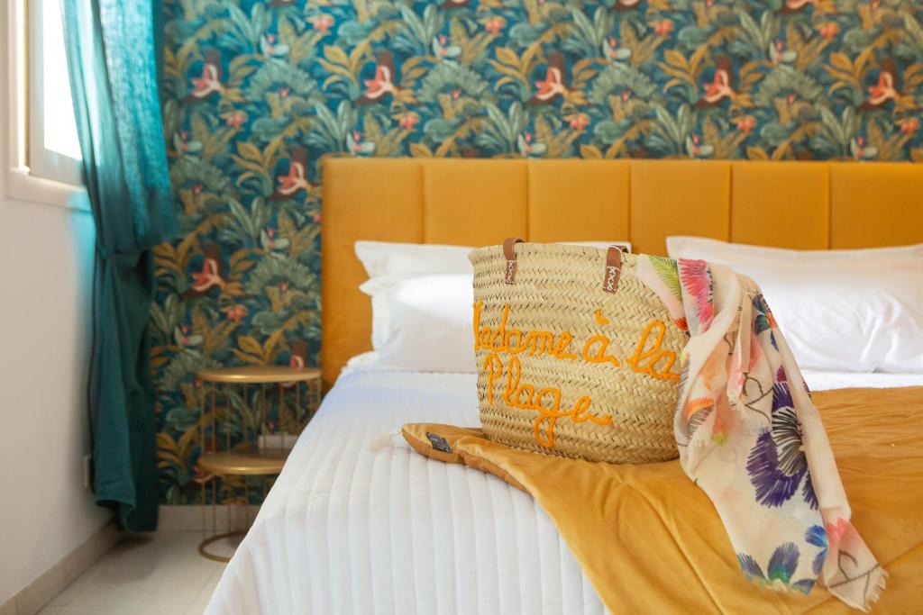 圣弗洛朗Hotel Résidence San Roccu的一间卧室配有一张带枕头的床