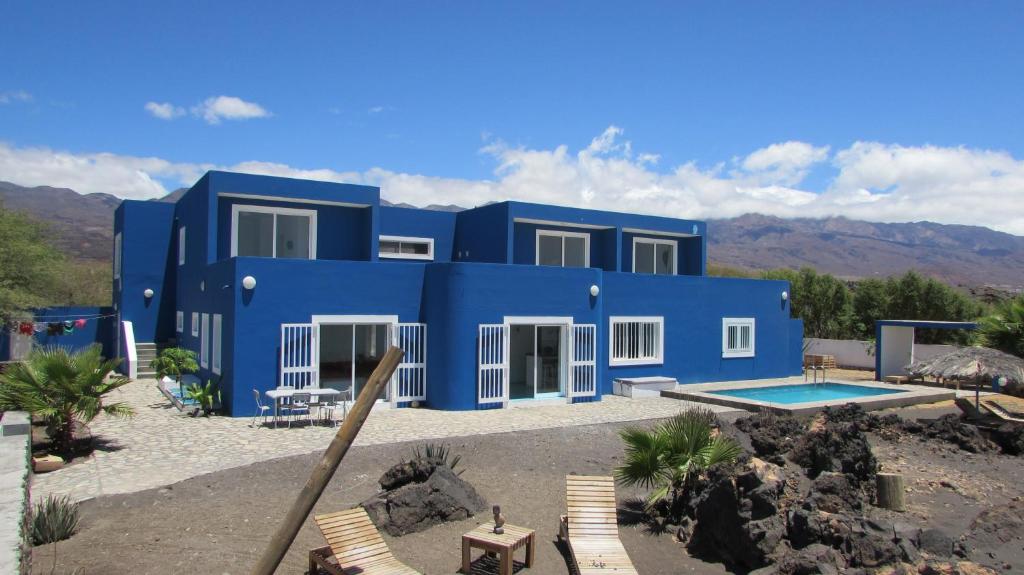 波多诺伏Cap-Azul的蓝色的房子,前面有一个游泳池
