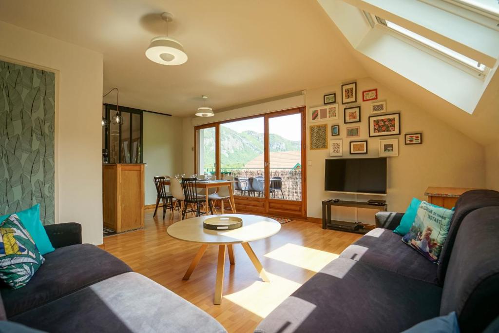 日耶Les Aravis - Apartment for 6 people 5min from the lake的客厅配有沙发和桌子