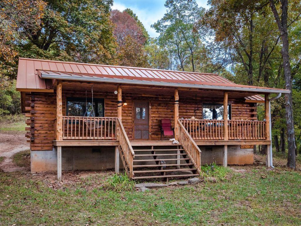 ComptonFly Away Cabin- Modern, Serene, And Convenient的小木屋设有甲板和红色屋顶