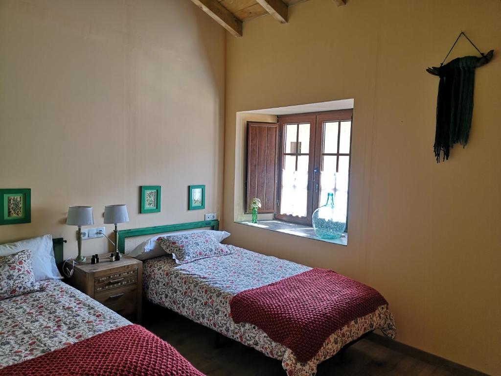L' Abilleiru Albergue Rural客房内的一张或多张床位