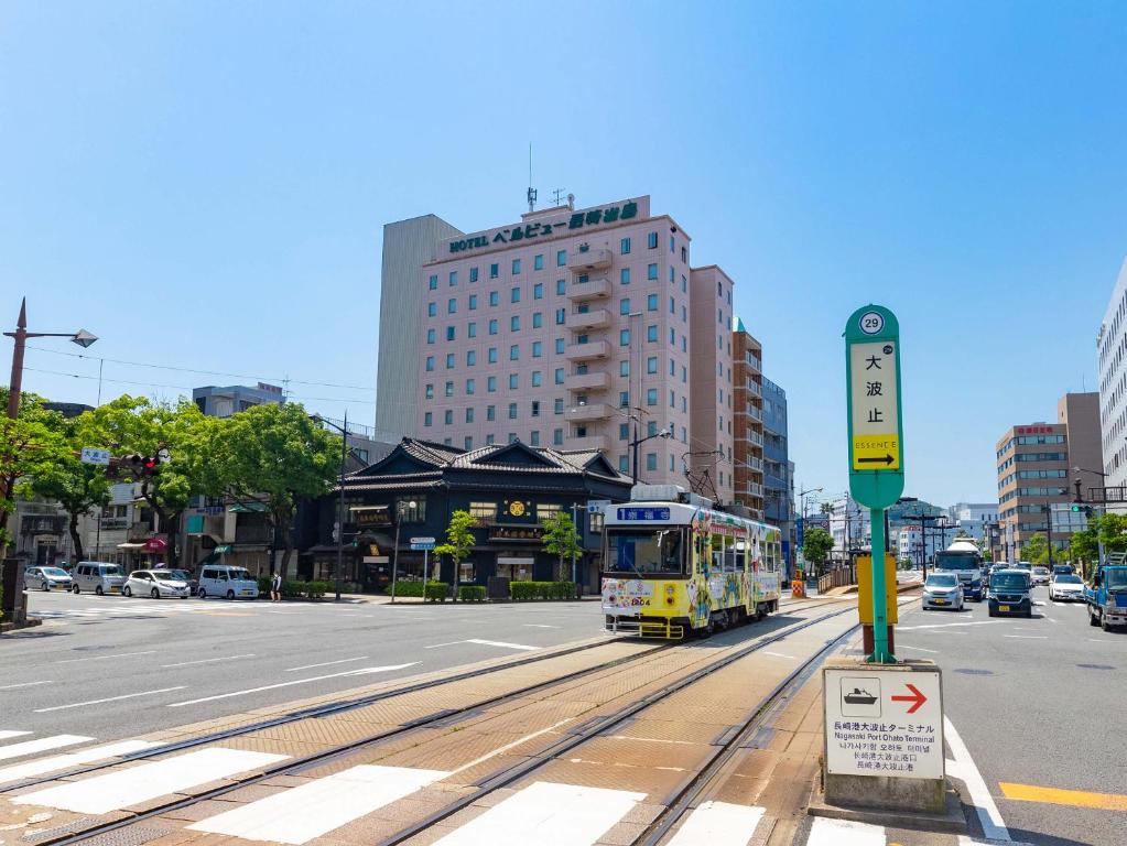 长崎长崎出岛丽景酒店的一辆公共汽车沿着城市街道行驶