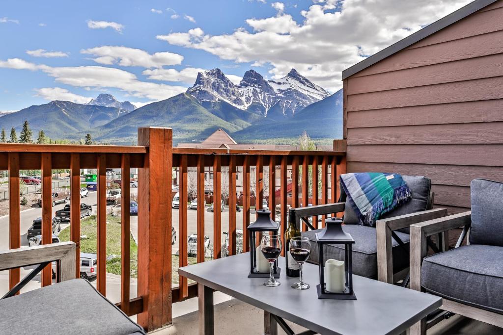 坎莫尔Stoneridge Mountain Resort Condo hosted by Fenwick Vacation Rentals的阳台配有桌椅,享有山景。