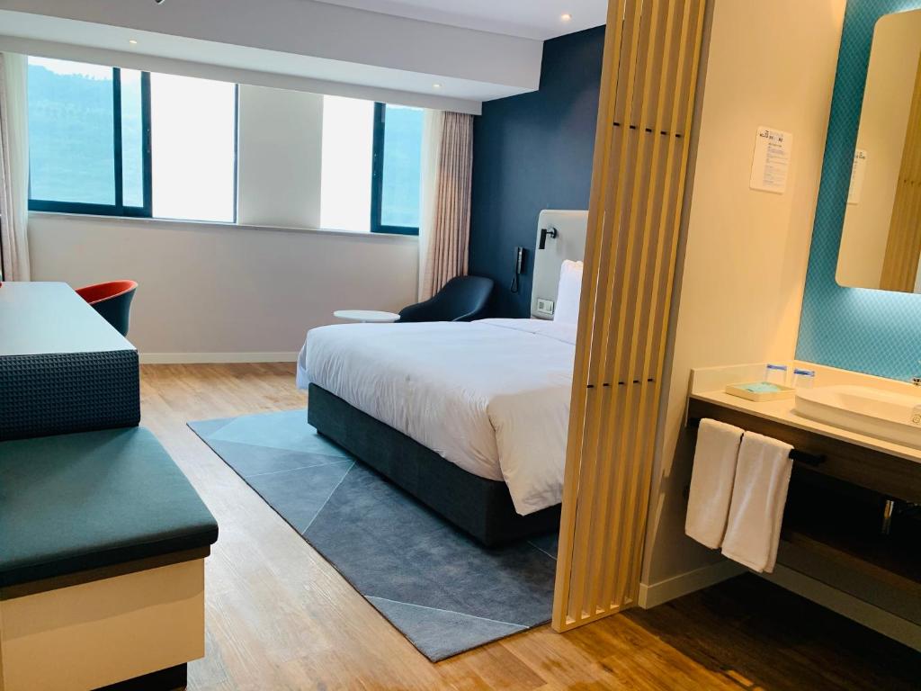 重庆重庆临空智选假日酒店的一间酒店客房 - 带一张床和一间浴室