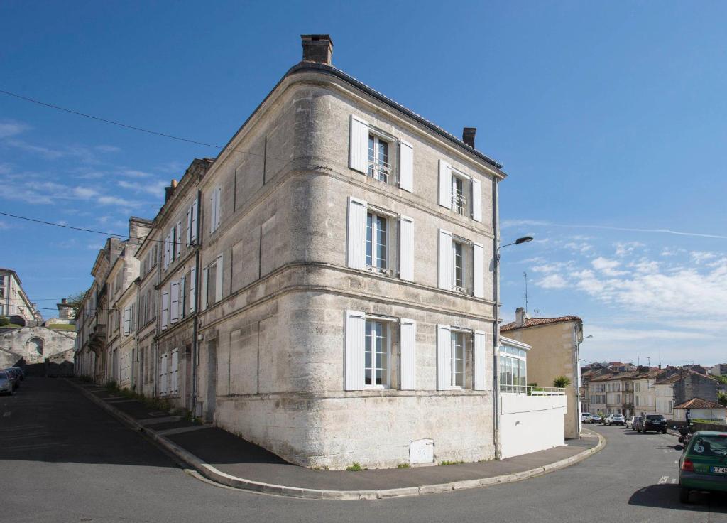 昂古莱姆Chambres d'Hôtes Laferrière, centre, calme, Clim的街道边的旧砖楼