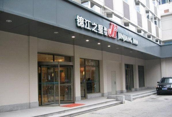 石家庄锦江之星石家庄平安大街店的前面有停车位的建筑