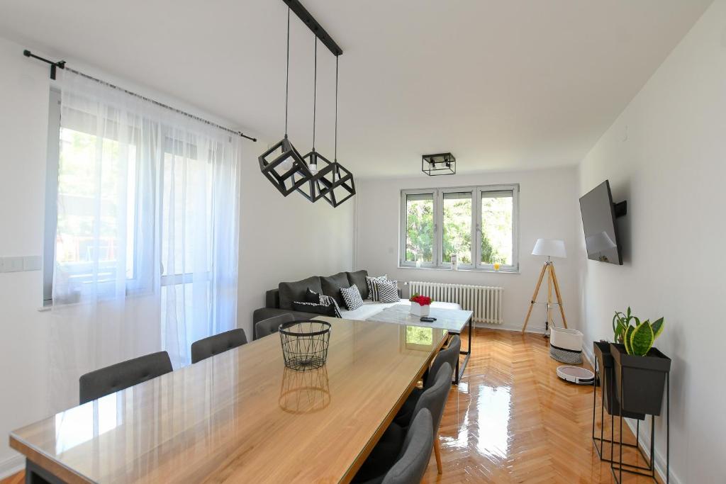 克拉多沃Apartment Pavlovic的用餐室以及带桌椅的起居室。