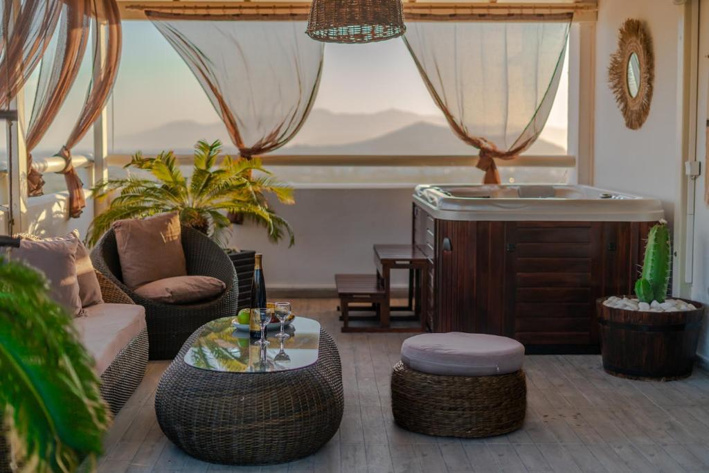 AgkidiaBlack Velvet的客厅配有浴缸、椅子和桌子