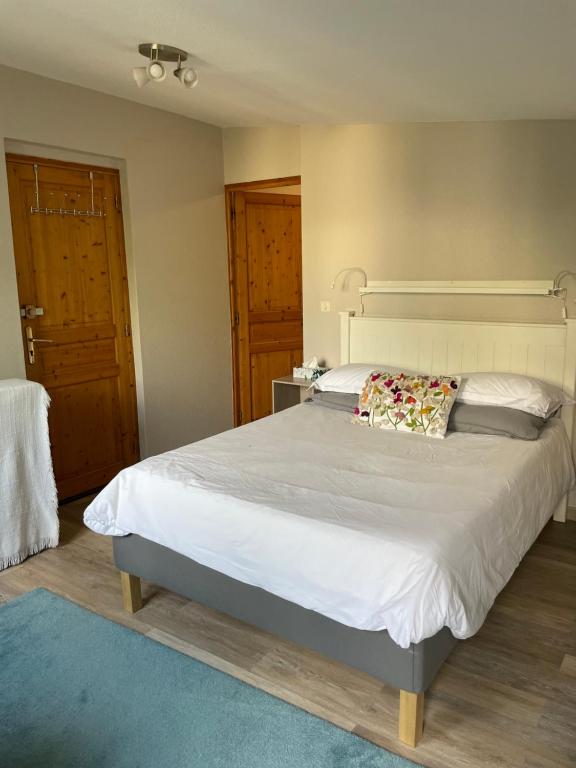 巴里吉斯Les Sorbiers Barèges的卧室配有一张白色大床,上面有枕头