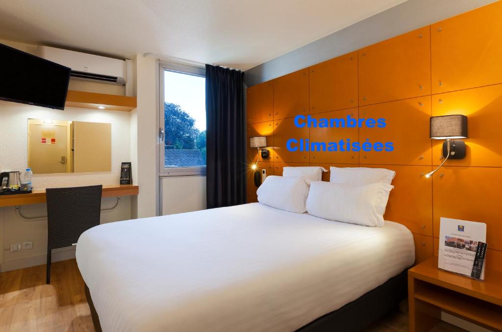 图尔昆里尔联盟康福酒店的一间设有大床和窗户的酒店客房