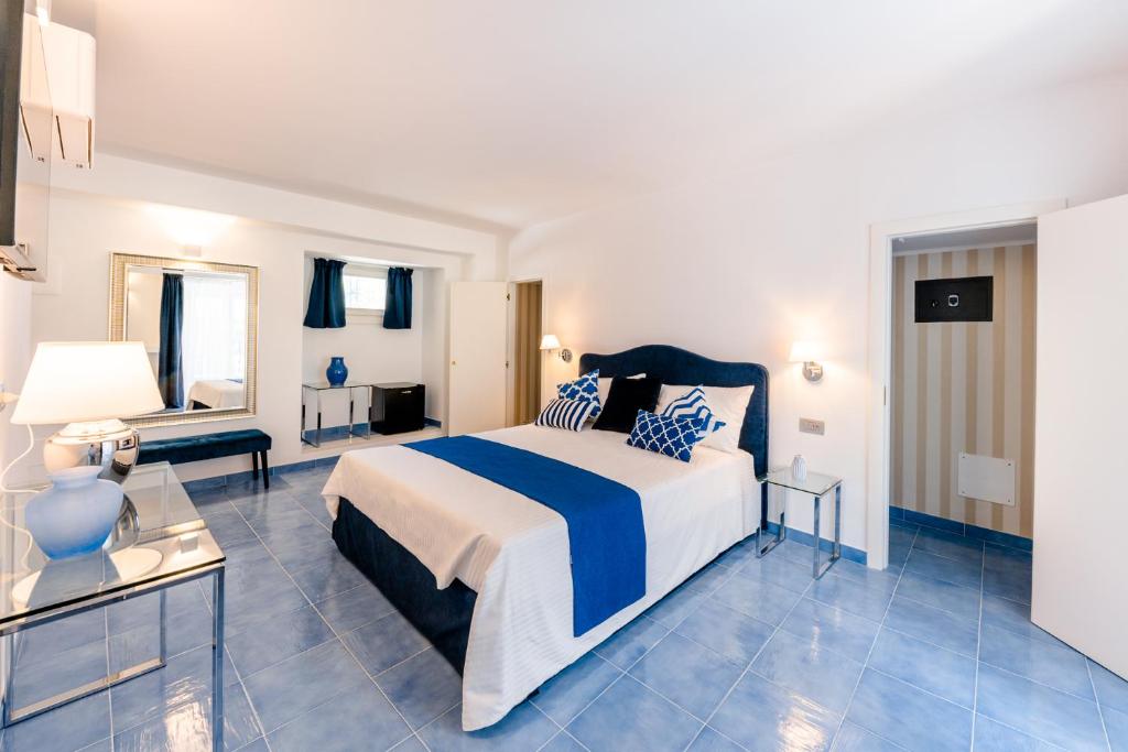 米诺利BeB Palazzo Mancini的一间卧室配有一张蓝色瓷砖大床