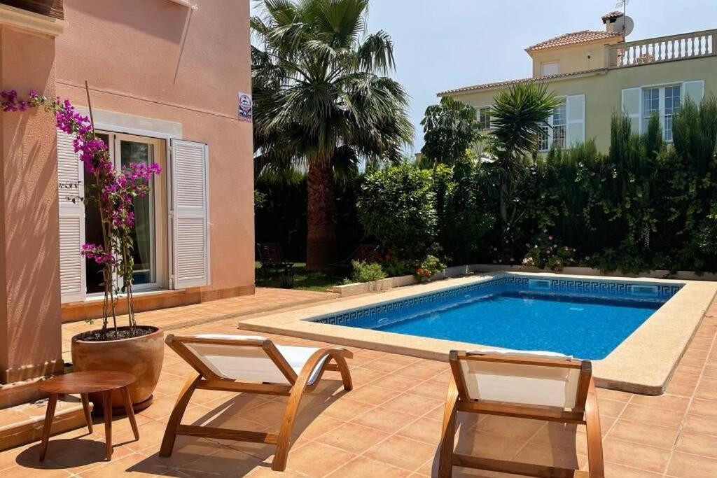 PuigderrósCasa Mar Blau - mediterranean house的一个带椅子的庭院和房子的游泳池