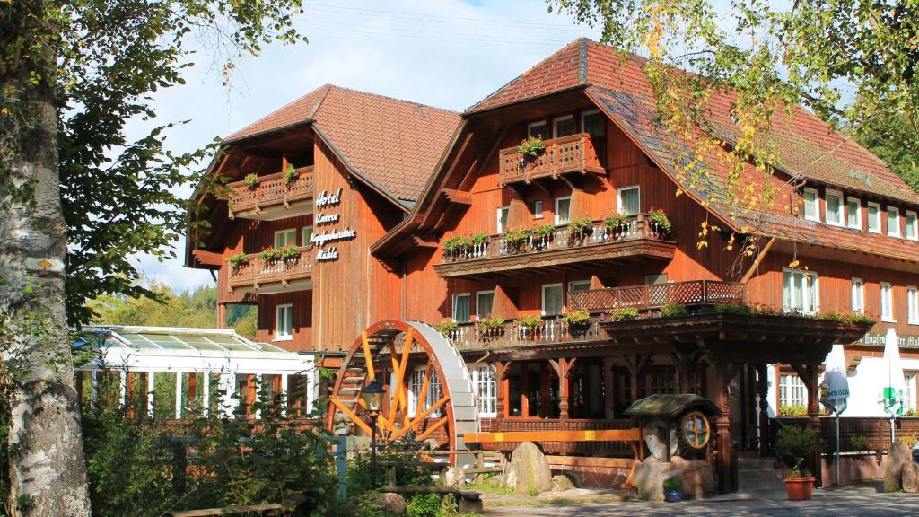 昂特雷申巴赫昂特雷卡普芬哈德特尔姆勒兰德酒店的一座大型木屋,前面设有游乐场