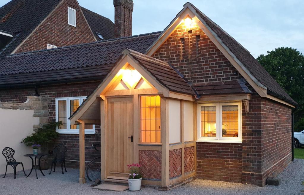 比代尔Exclusive Holiday Accommodation - Bancoft Cottage的一座小房子,有倾斜的屋顶和车库