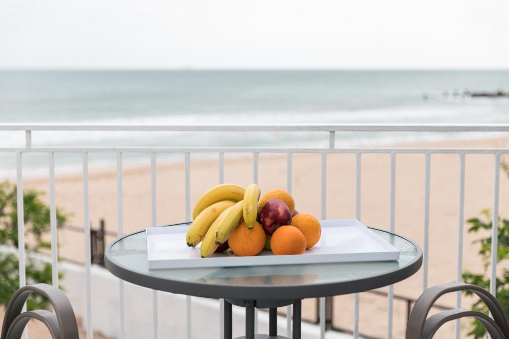 艾福雷诺德Avenue Palm on the Beach - Avenue Hotels的海滩上桌上的水果盘