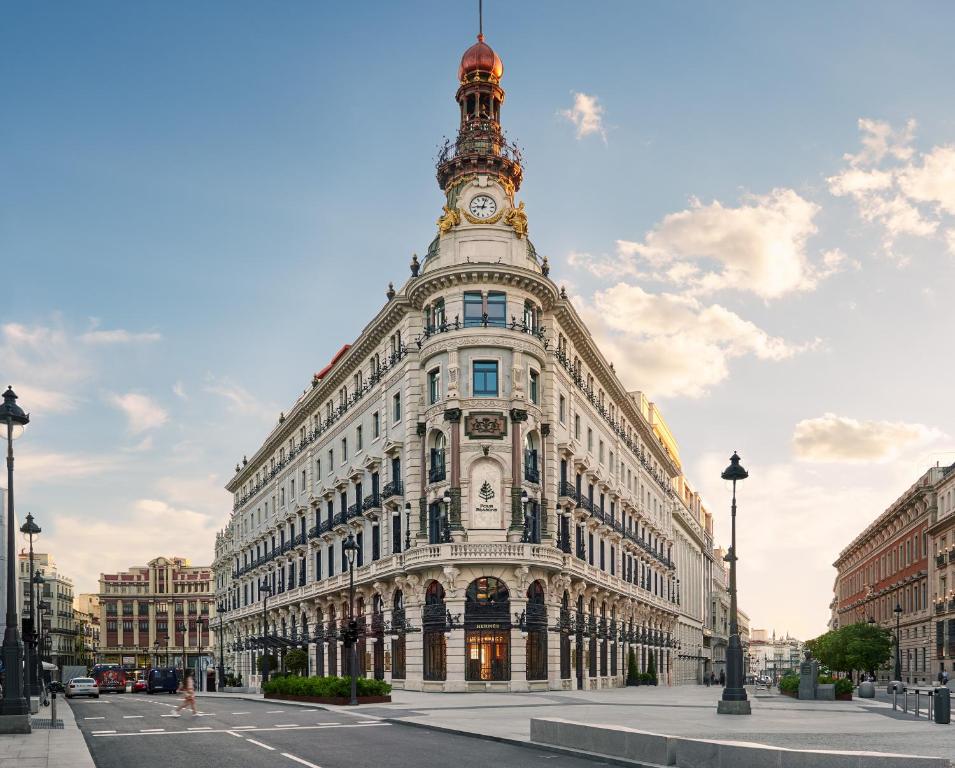 马德里Four Seasons Hotel Madrid的一座建筑的顶部有一个钟楼