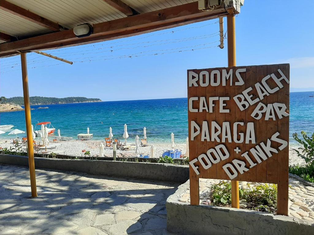 佩弗卡里Paraga Rooms Pefkari的靠近海边的咖啡馆的标志