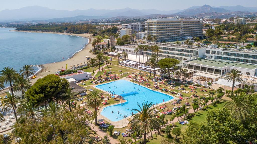 Estepona阿塔拉亚公园玛贝拉酒店的享有度假胜地的空中景致,设有游泳池和海滩