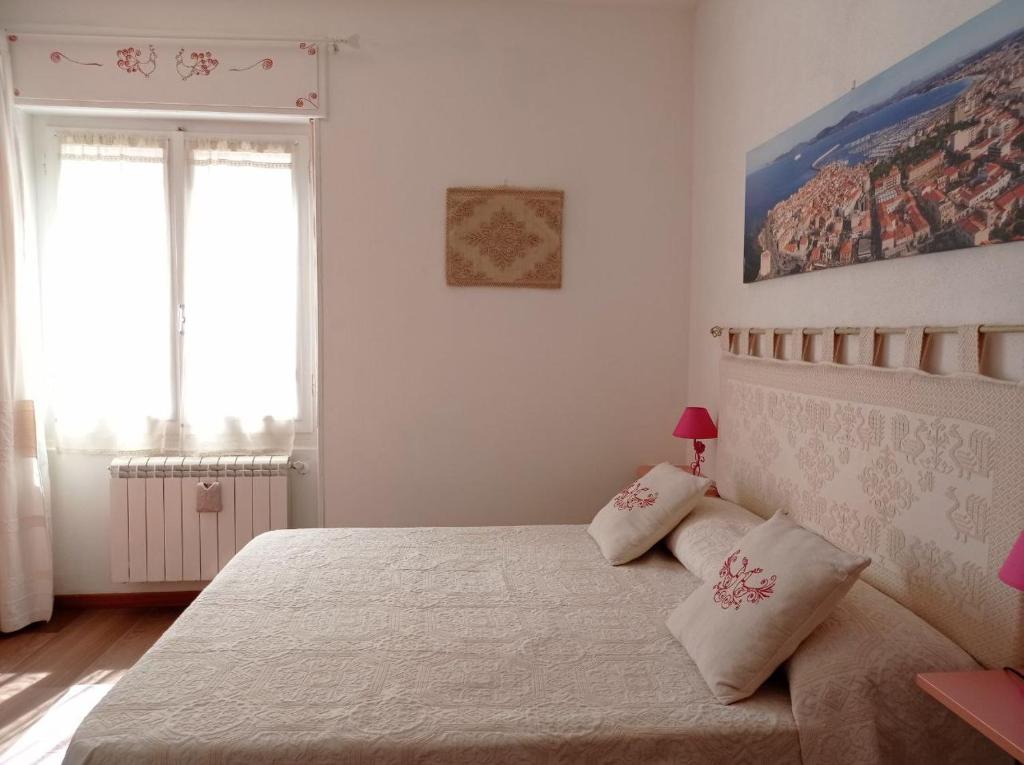 阿尔盖罗La Pervinca的一间卧室配有一张大床和两个枕头