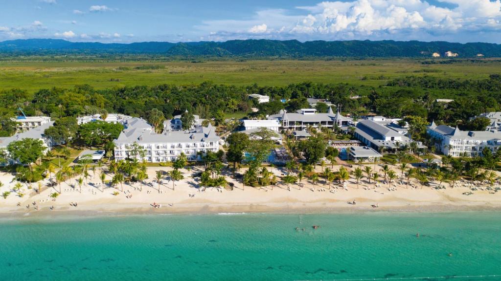 尼格瑞尔Riu Palace Tropical Bay - All Inclusive的享有度假村和海滩的空中景致
