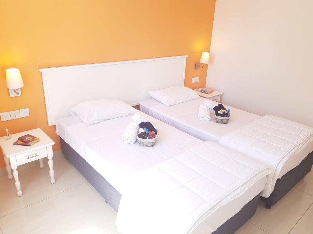 阿依纳帕Christos Napa Apartments的两张位于酒店客房的床 - 带毛巾