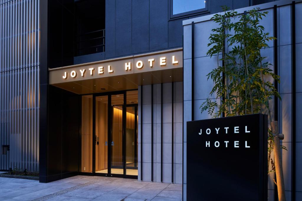 大阪Joytel Hotel Namba Dotonbori的大楼前的标牌