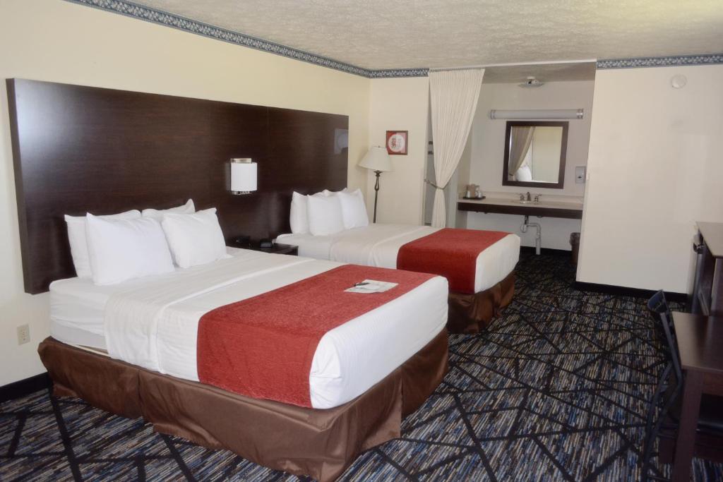 弗兰肯默斯法兰克幕斯汽车旅馆的酒店客房设有两张床和盥洗盆
