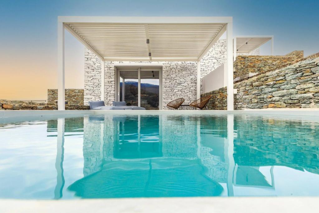 巴特斯欧Iliades Luxury Boutique Suites的一座石墙房子内的游泳池