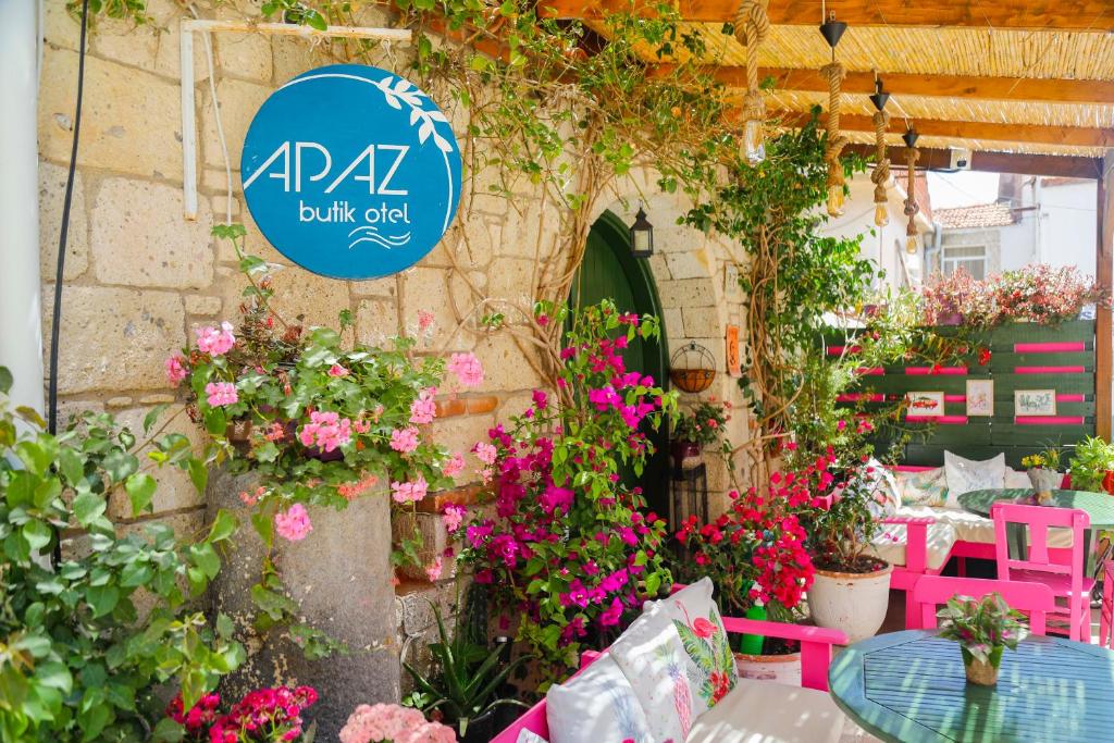 阿拉恰特Apaz Alaçatı Hotel的花店的标志,花店的标志,花色椅子和花
