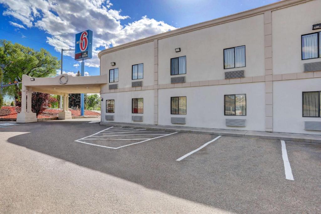 埃斯帕尼奥拉Motel 6-Espanola, NM的一座白色的大建筑,没有停车位