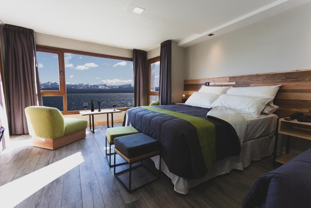 圣卡洛斯-德巴里洛切Hotel Eco Max的一间卧室设有一张大床和一个大窗户