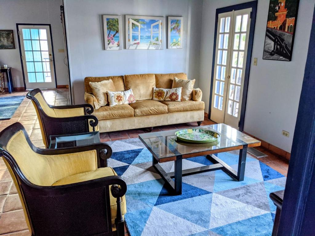 拿撒勒Aqua Saint Thomas的客厅配有沙发和桌子