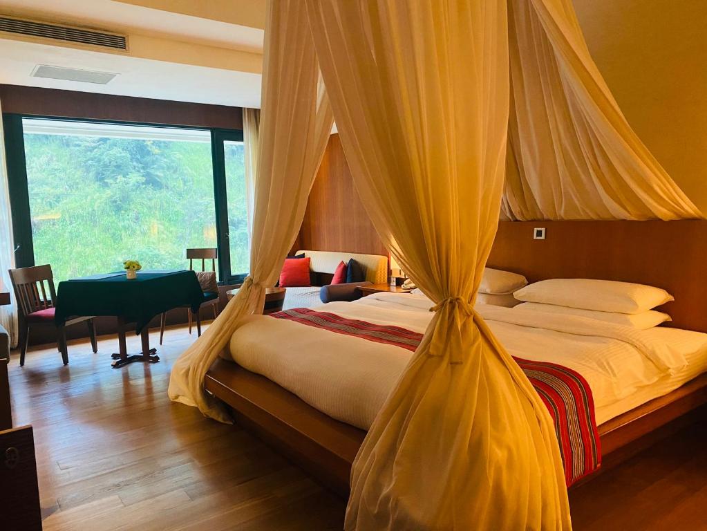 乌来馥兰朵乌来度假酒店的一间卧室配有一张带蚊帐的床