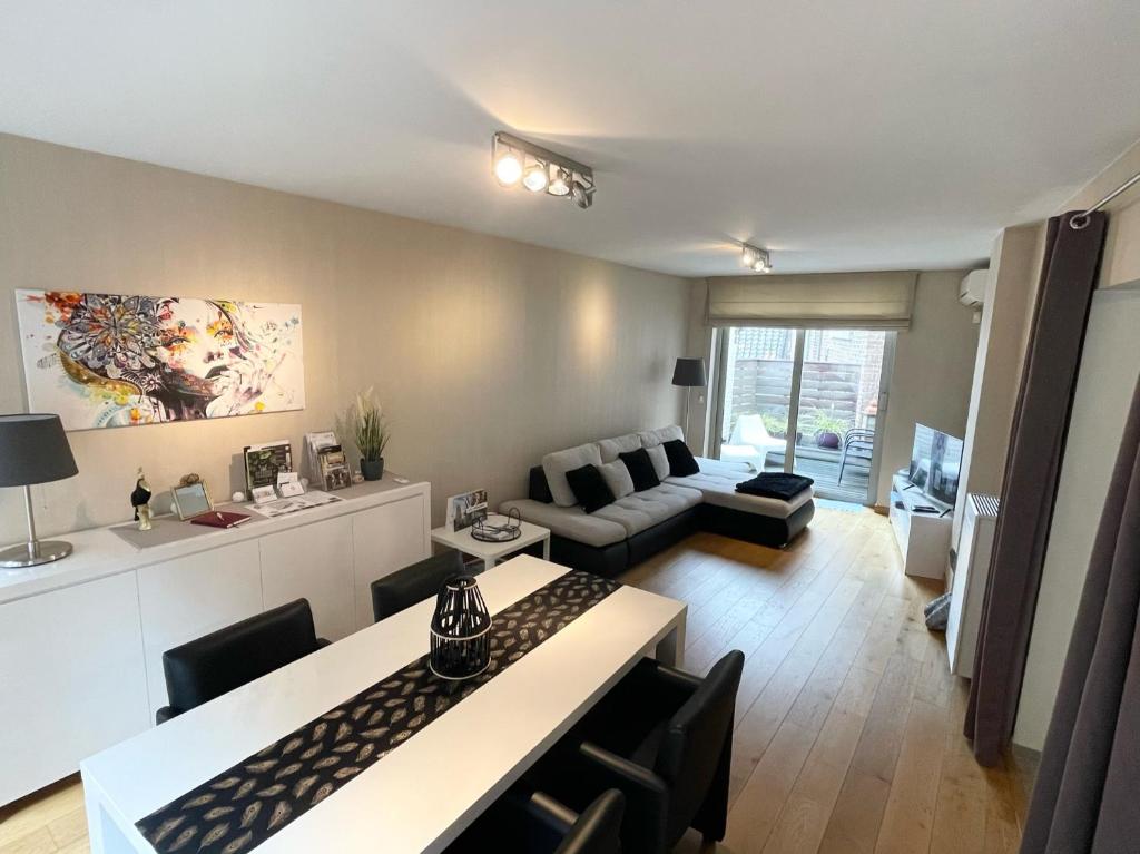 通厄伦Gallo Appartement & Duplex Tongeren centrum的客厅配有沙发和桌子