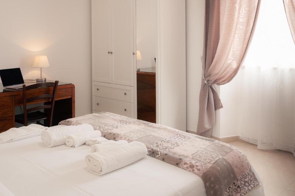 泰拉奇纳REPUBBLICA39 B&B的卧室配有2条白色毛巾。
