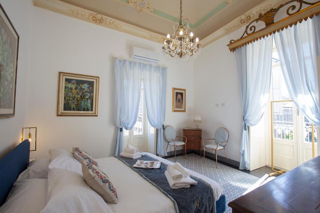 拉古萨Palazzo d'Autore - Luxury Home - Ragusa Centro的带沙发和吊灯的客厅