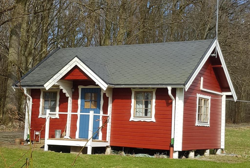 KågerödLill Hagahus, Söderåsens Nationalpark的黑色屋顶的红色房子