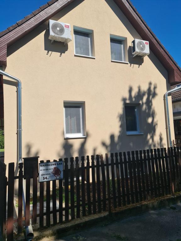 基什孔毛伊绍Vaddinszó lak的房屋前有栅栏和标志