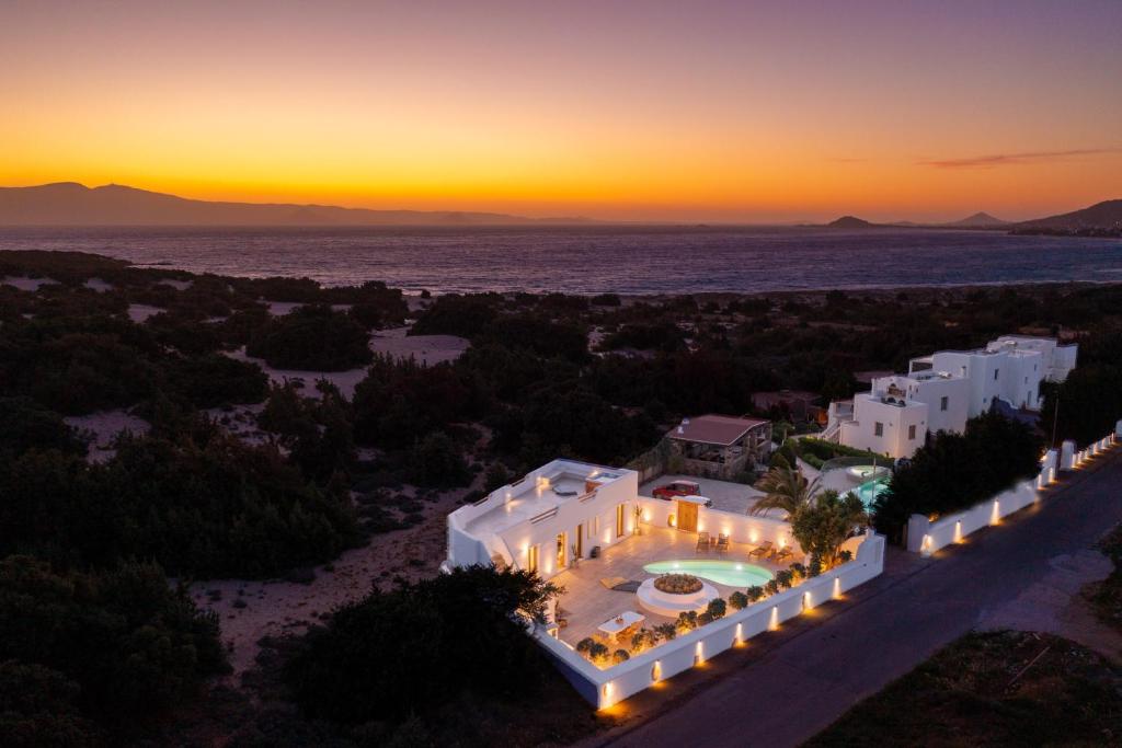 阿里克海滩Villa Alyko的日落时分别墅的空中景致