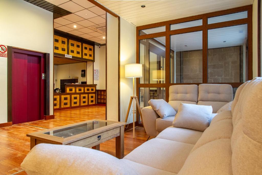 博尔塔纳Hotel Boltaña Ordesa的带沙发和咖啡桌的客厅