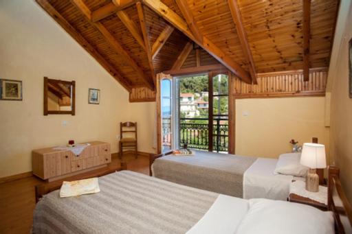 波罗斯Fernanda's Traditional 2 floor house的一间卧室设有两张床和大窗户