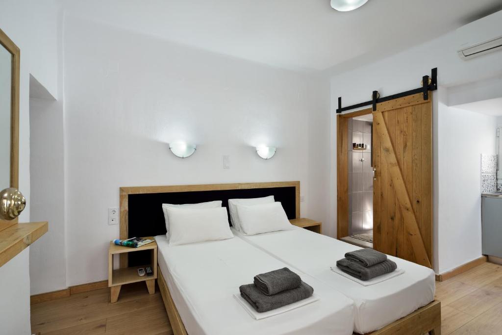 干尼亚Urban Studios Manos的卧室配有一张白色大床和两条毛巾