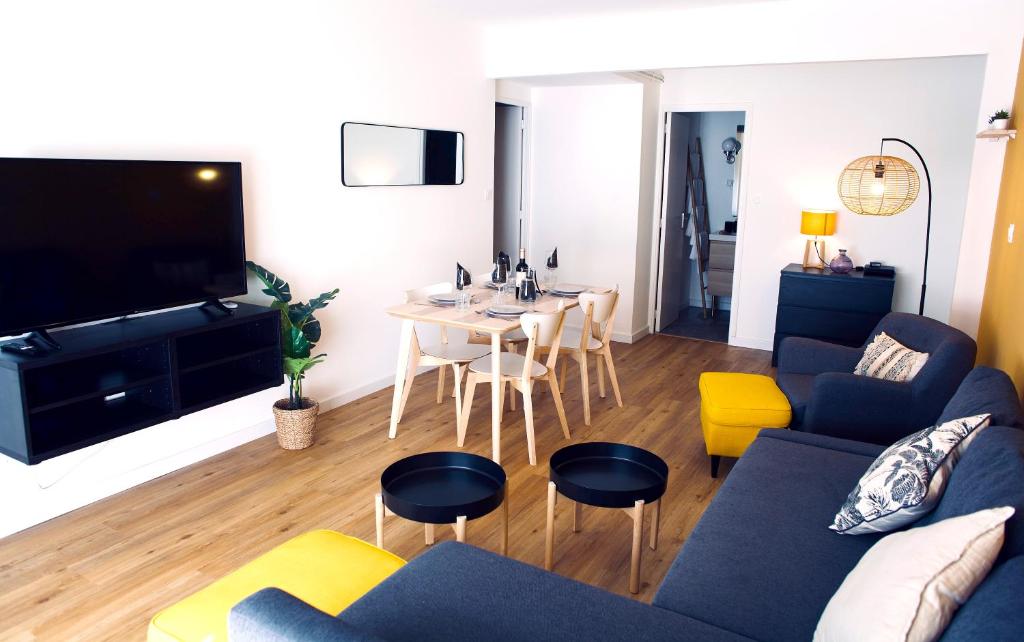 图卢兹Rives Occitanes, Appartement Toulouse Purpan的客厅配有沙发和桌子