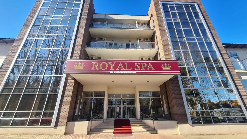 巴尼亚科维利亚查皇家Spa酒店的前面有皇家温泉标志的建筑
