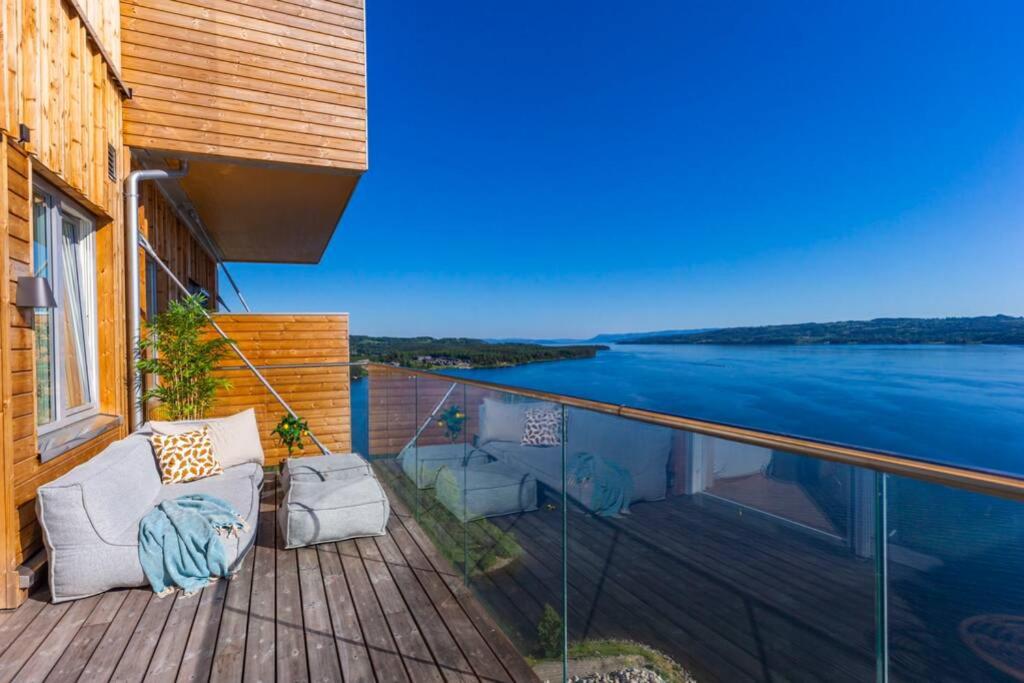 RingsakerMjøssuite with lovely view的享有水体景致的阳台