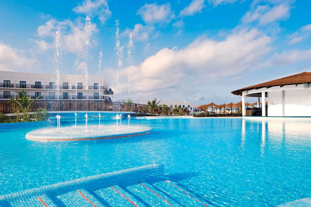圣玛丽亚Melia Dunas Beach Resort & Spa - All Inclusive的中央设有喷泉的大型游泳池
