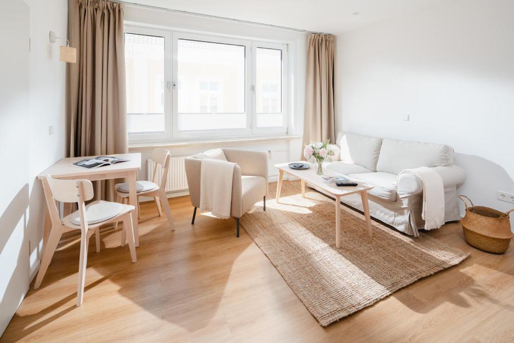 诺德奈帕鹏福公寓的客厅配有白色的沙发和桌子