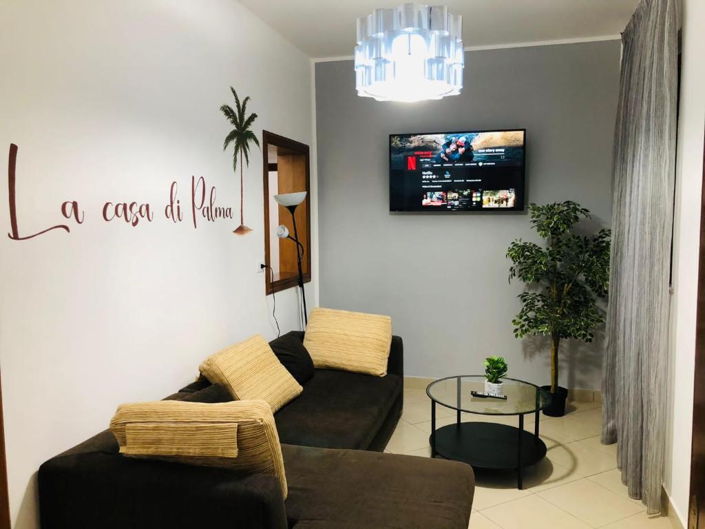 卡塔尼亚La casa di Palma的客厅配有两张沙发和一台电视机