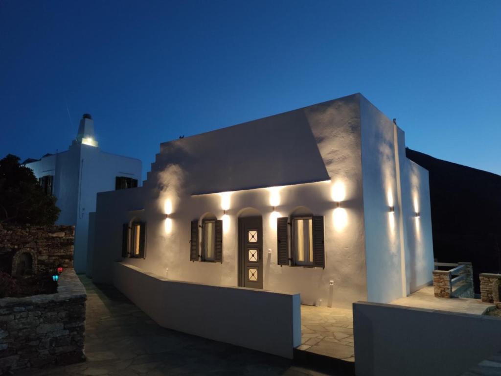 阿波罗尼亚Villa Ageri的一间晚上有灯的白色房子