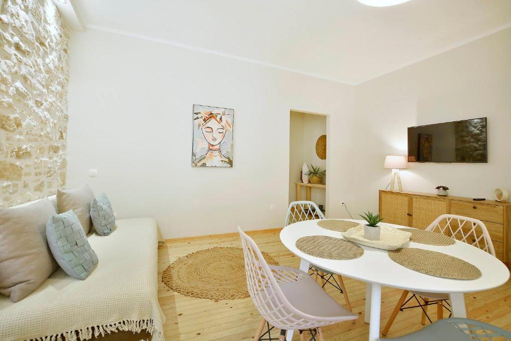 科孚镇Sofias Flat的客厅配有白色的桌子和椅子